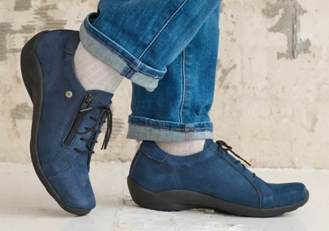 Best womens walking shoes for travel in europe: Noa