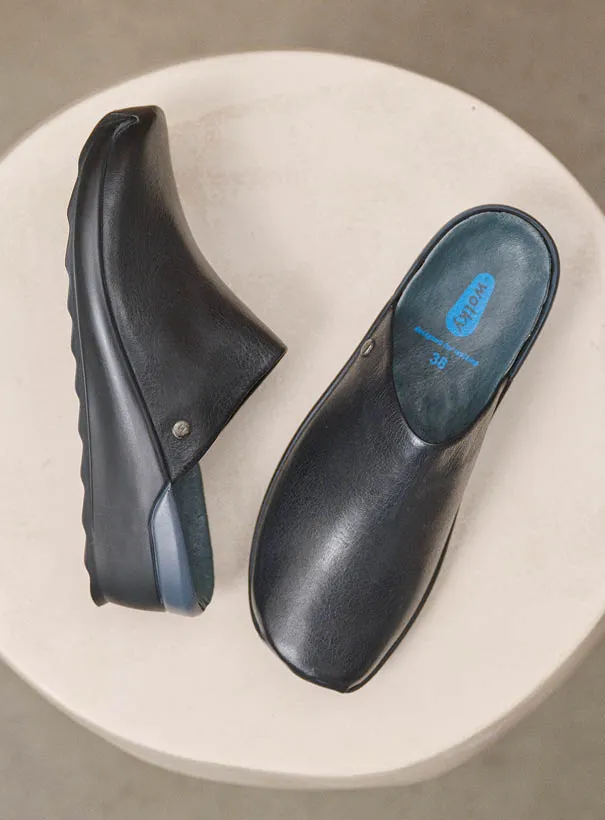 Wolky Go - black leather Clogs for women